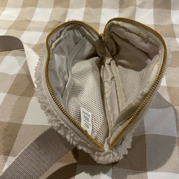 BRAND NEW WHITE FUZZY LULULEMON CROSS BODY BAG - Picture 2 of 8